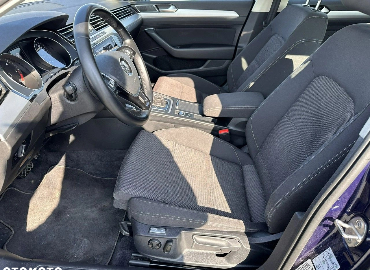 Volkswagen Passat cena 77900 przebieg: 130000, rok produkcji 2019 z Wojkowice małe 301